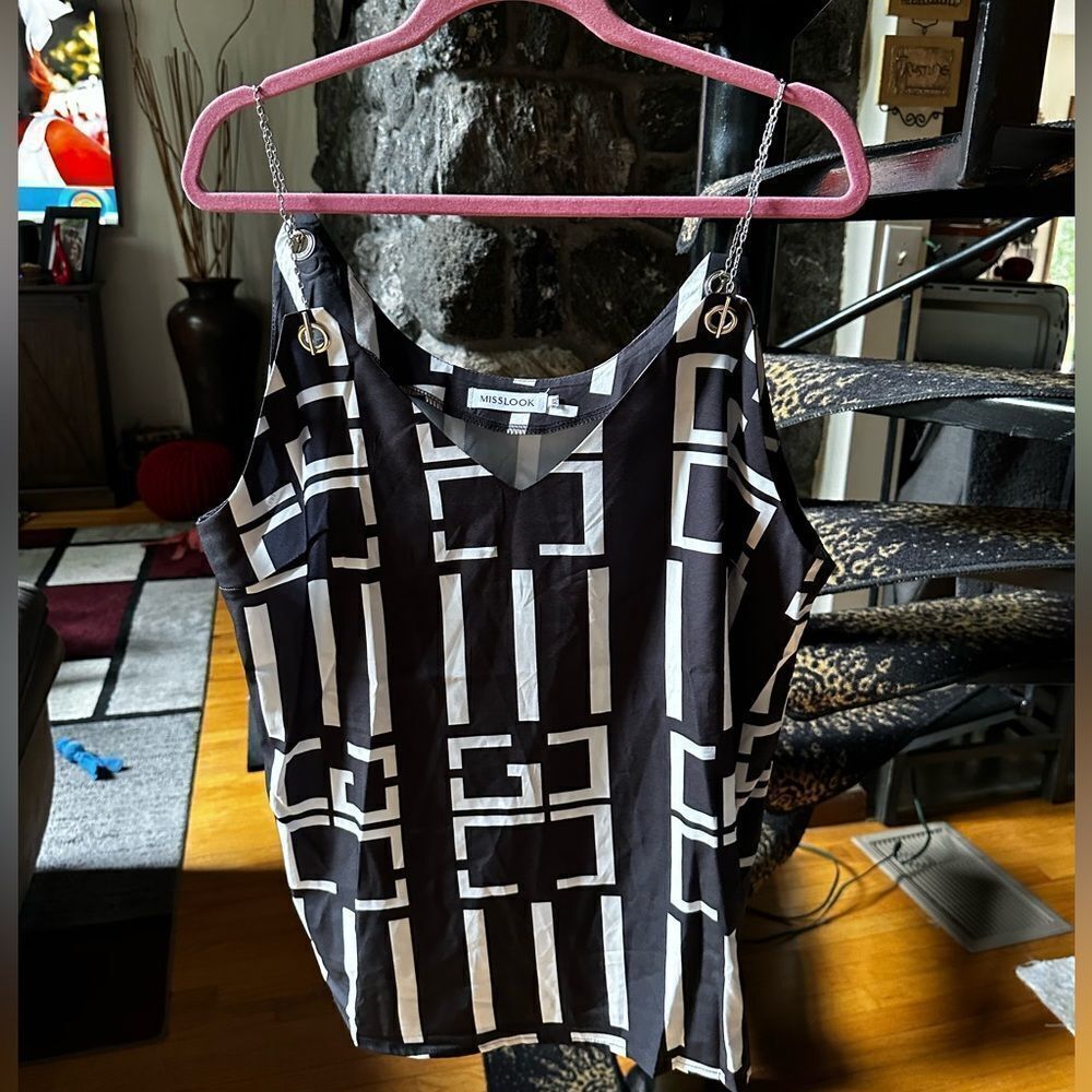 MISSLOOK Geometric Black and White Cami top with chain straps